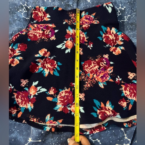✨Host Pick!✨ NWOT Charlotte Russe Navy Floral Pattern Skater Skirt - Picture 4 of 5